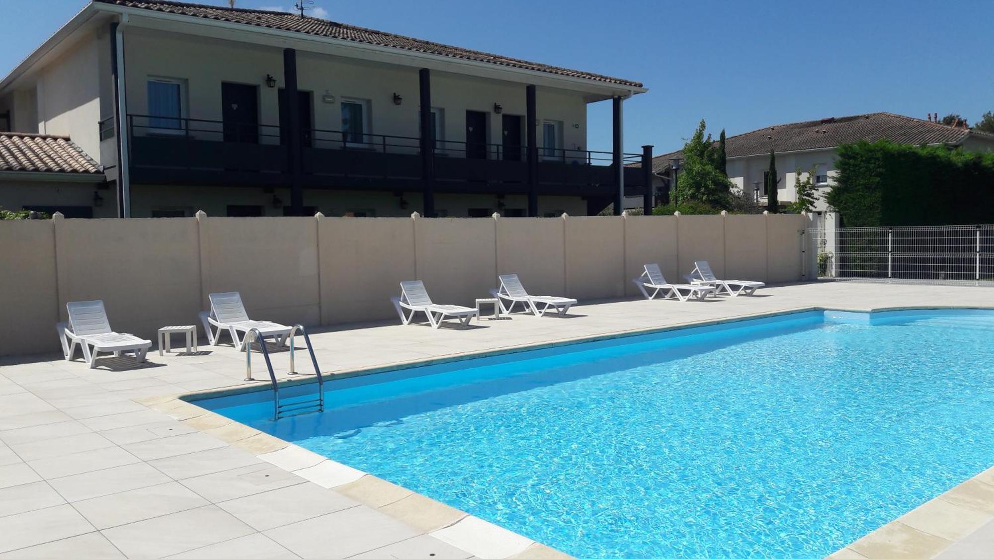 Hotel Restaurant Les Bruyeres Saint-Medard-en-Jalles Bagian luar foto