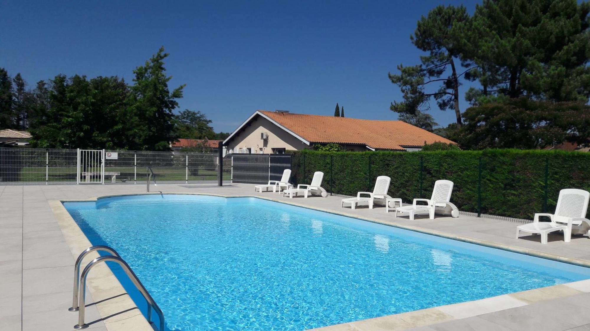 Hotel Restaurant Les Bruyeres Saint-Medard-en-Jalles Bagian luar foto