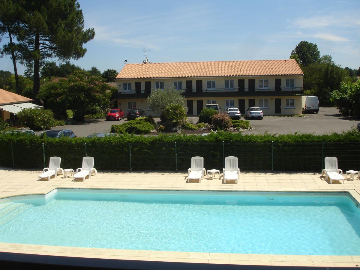 Hotel Restaurant Les Bruyeres Saint-Medard-en-Jalles Bagian luar foto