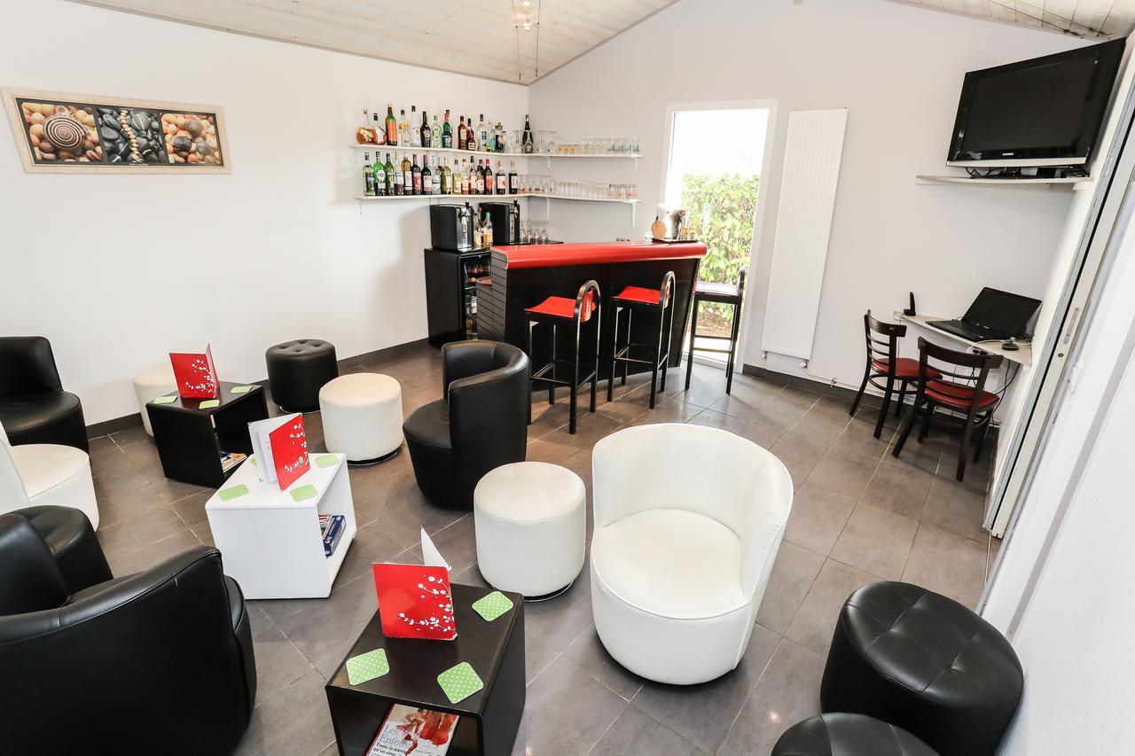 Hotel Restaurant Les Bruyeres Saint-Medard-en-Jalles Bagian luar foto