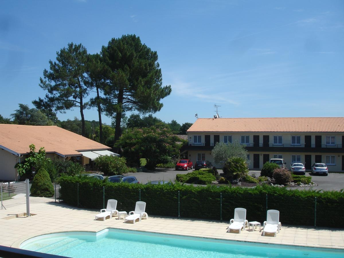 Hotel Restaurant Les Bruyeres Saint-Medard-en-Jalles Bagian luar foto