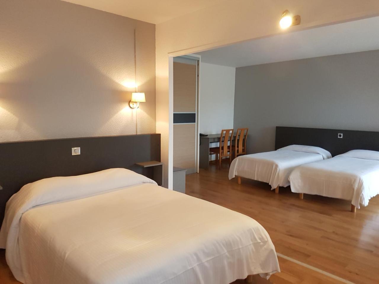 Hotel Restaurant Les Bruyeres Saint-Medard-en-Jalles Bagian luar foto