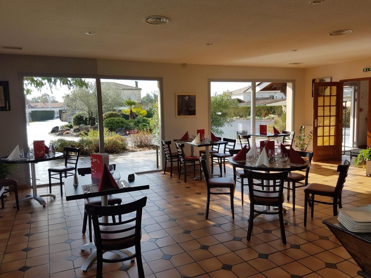 Hotel Restaurant Les Bruyeres Saint-Medard-en-Jalles Bagian luar foto