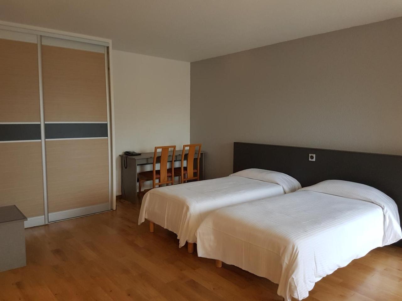 Hotel Restaurant Les Bruyeres Saint-Medard-en-Jalles Bagian luar foto