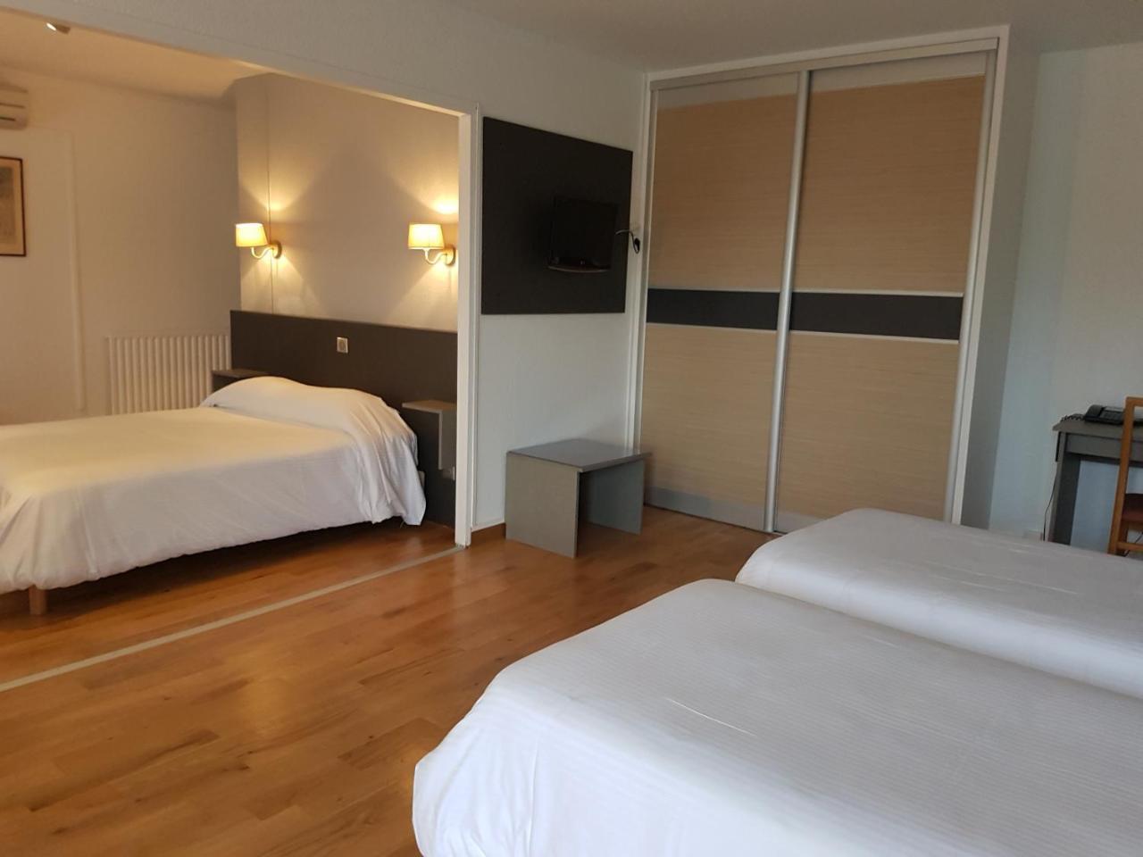Hotel Restaurant Les Bruyeres Saint-Medard-en-Jalles Bagian luar foto