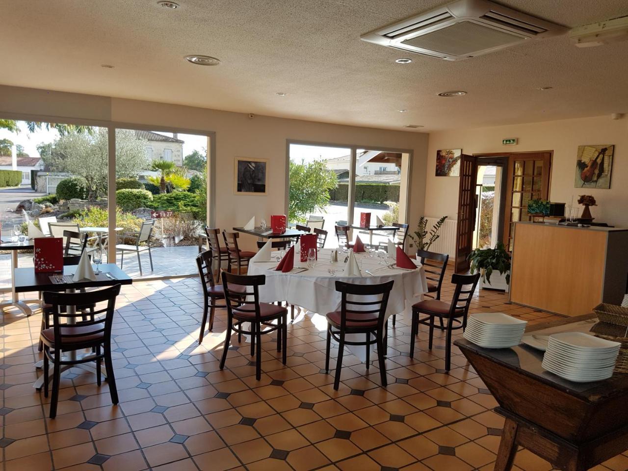 Hotel Restaurant Les Bruyeres Saint-Medard-en-Jalles Bagian luar foto