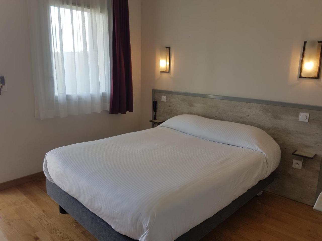 Hotel Restaurant Les Bruyeres Saint-Medard-en-Jalles Bagian luar foto