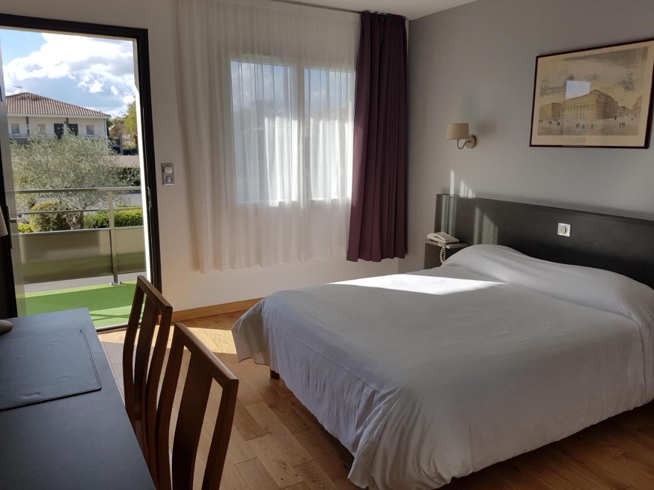 Hotel Restaurant Les Bruyeres Saint-Medard-en-Jalles Bagian luar foto