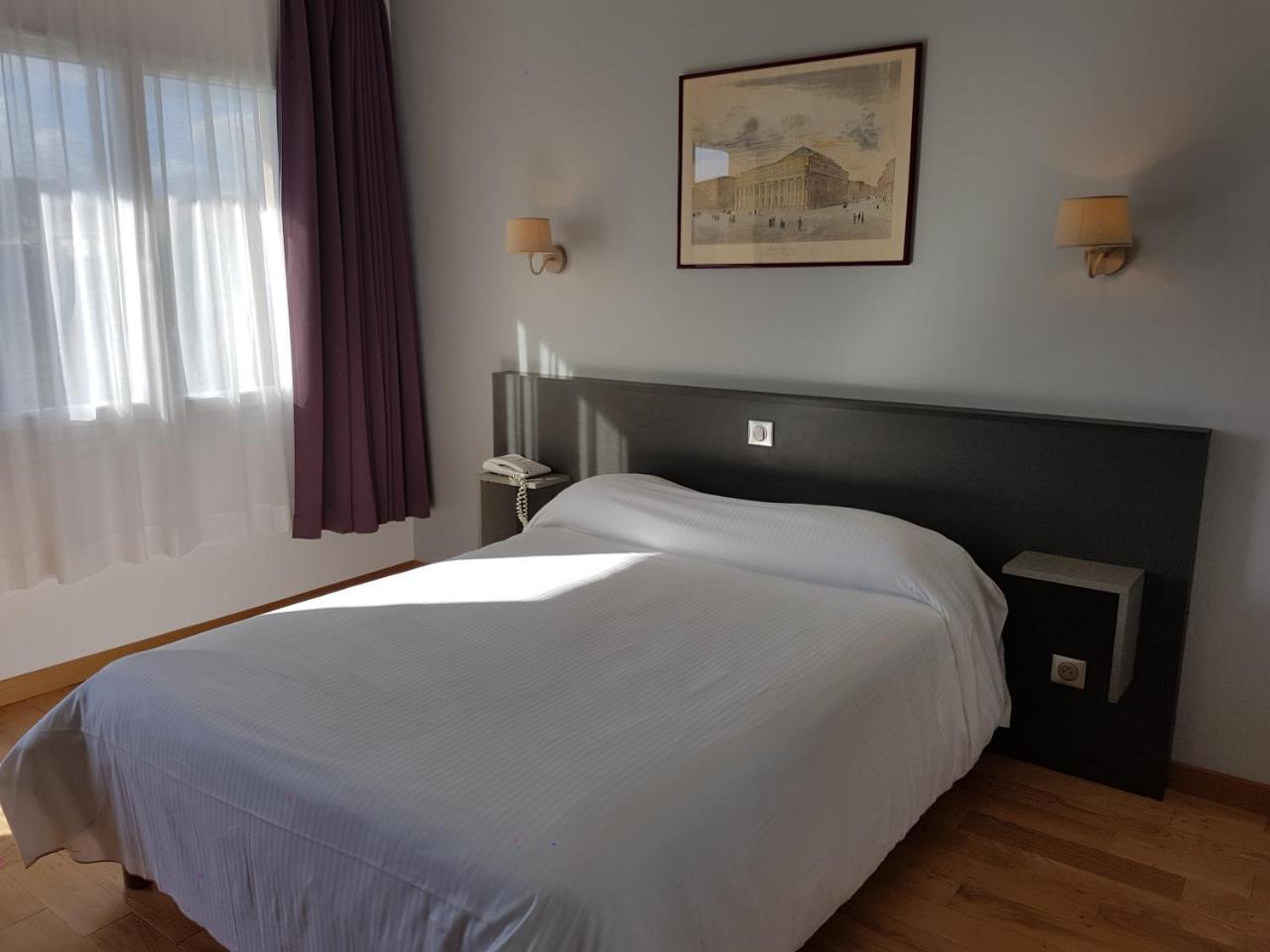 Hotel Restaurant Les Bruyeres Saint-Medard-en-Jalles Bagian luar foto
