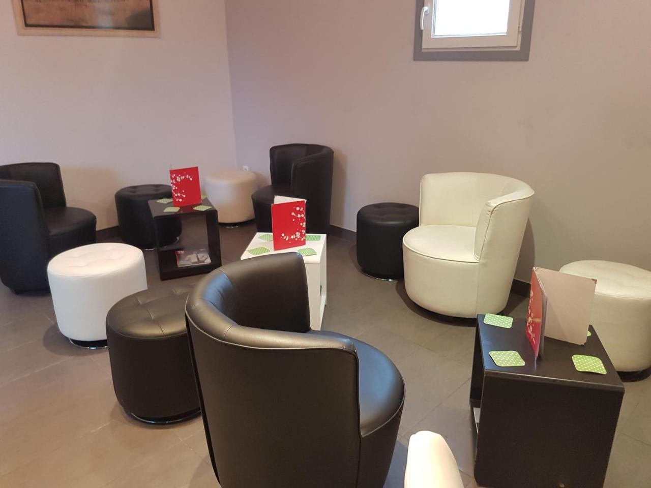 Hotel Restaurant Les Bruyeres Saint-Medard-en-Jalles Bagian luar foto