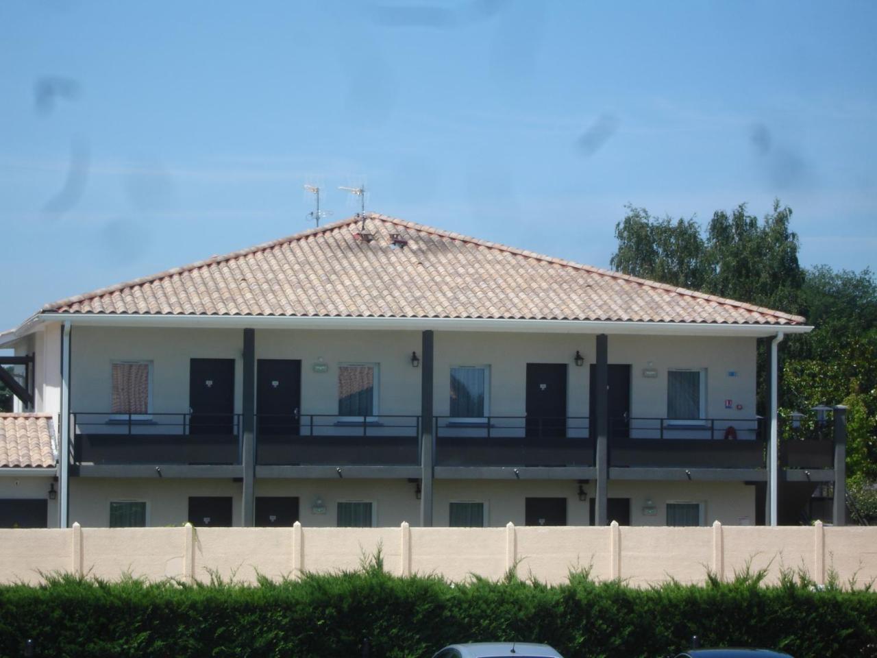 Hotel Restaurant Les Bruyeres Saint-Medard-en-Jalles Bagian luar foto