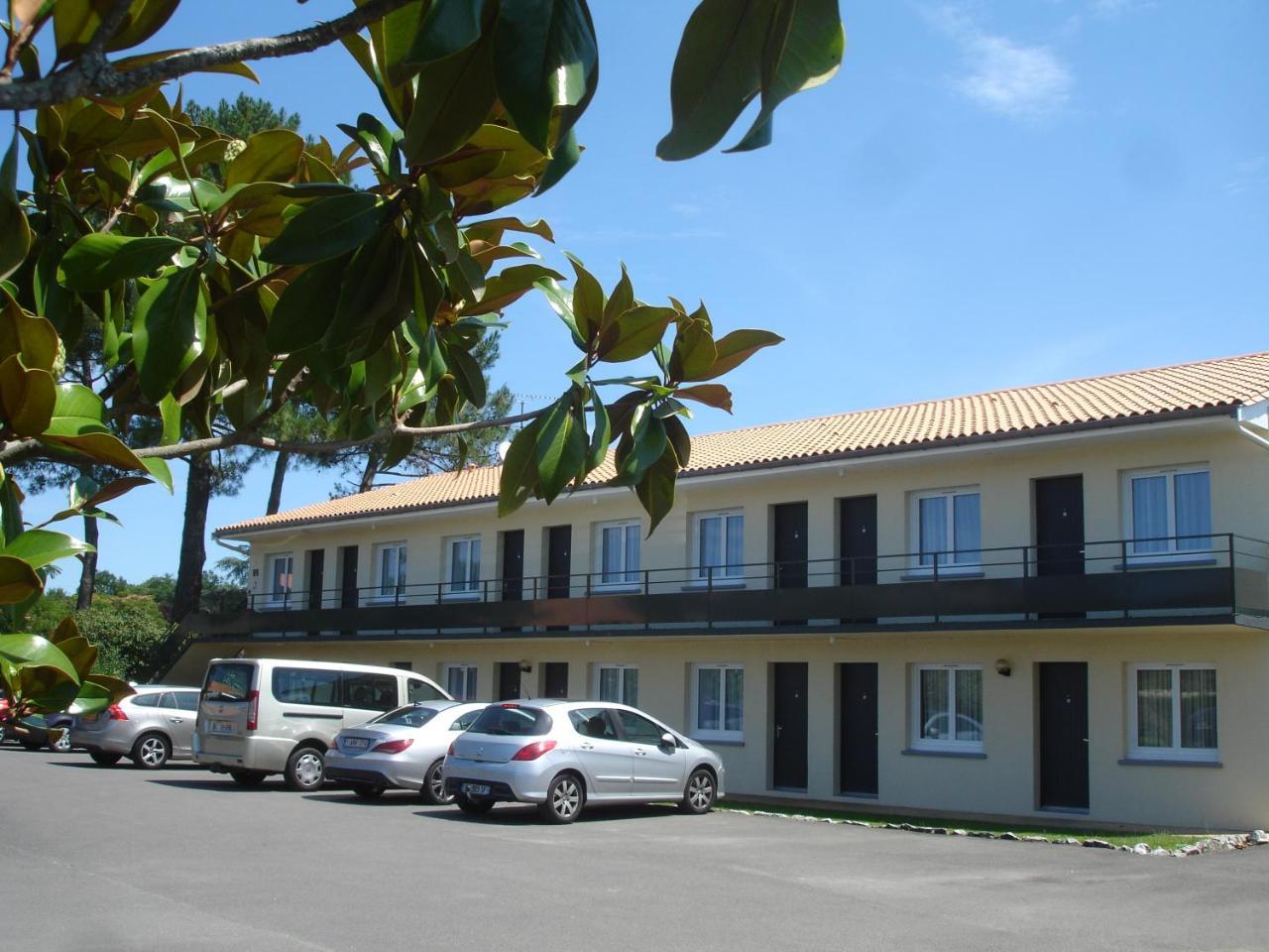 Hotel Restaurant Les Bruyeres Saint-Medard-en-Jalles Bagian luar foto