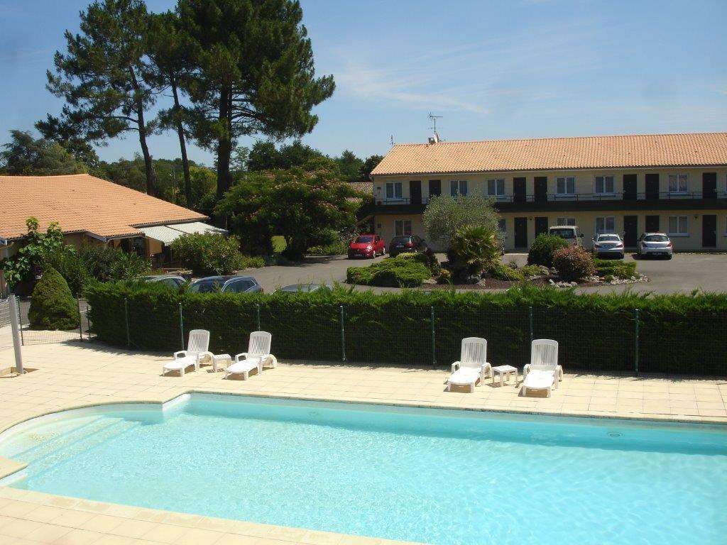 Hotel Restaurant Les Bruyeres Saint-Medard-en-Jalles Bagian luar foto